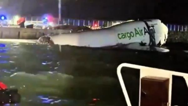 Hong Kong plane crash: लैंडिंग के समय प्‍लेन का बिगड़ा कंंट्रोल, समुद्र में जा गिरा कार्गो, 2 की मौत, VIDEO