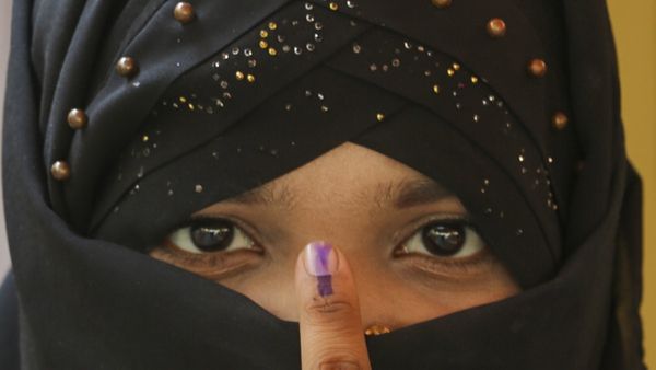 Bihar Chunav: सपा ने बुर्का पहने वोटर्स की पहचान सत्यापित करने के EC के निर्देश को वापस लेने की मांग की