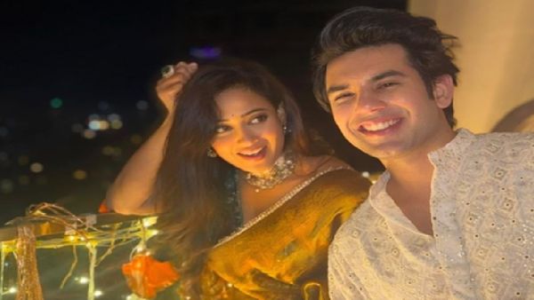 श्वेता तिवारी ने इस हैंडसम शख्स के साथ मनाई दिवाली, सोशल मीडिया पर मची सनसनी, कौन हैं ये 'खास'?