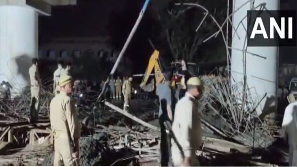 Firozabad: टूंडला में निर्माणाधीन फ्लाईओवर गिरा, कई मजदूर हुए घायल