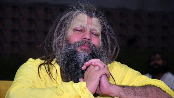 Premanand Maharaj: प्रेमानंद महाराज को लेकर पुलिस ने जारी की सख्त चेतावनी! किसे दिया लीगल एक्शन का अल्टीमेटम?