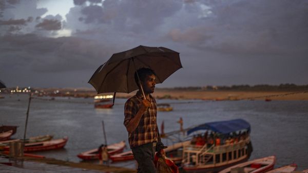 UP Kal Ka Mausam: यूपी में अगले 48 घंटे बारिश का अलर्ट, स्कूलों की छुट्टी पर सस्पेंस! कहां-कहां गिरेगी बिजली?