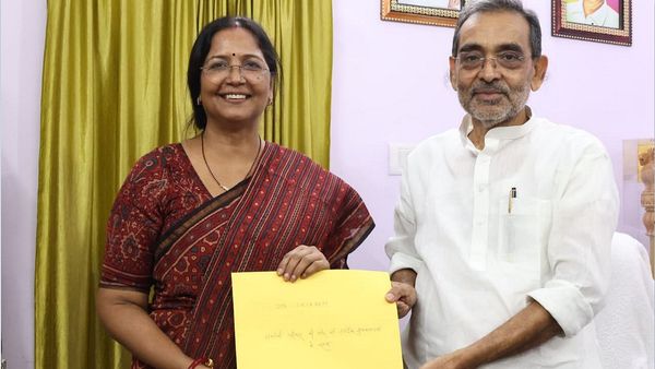 Snehlata kushwaha: कौन हैं उपेंद्र कुशवाहा की पत्नी स्नेहलता, सासाराम सीट से लड़ेंगी चुनाव, क्या करती हैं काम