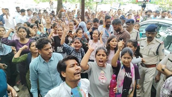 भोपाल में सरकारी नर्सिंग कॉलेजों की मान्यता पर संकट: छात्राओं का आक्रोश, NSUI के साथ 8 घंटे का धरना