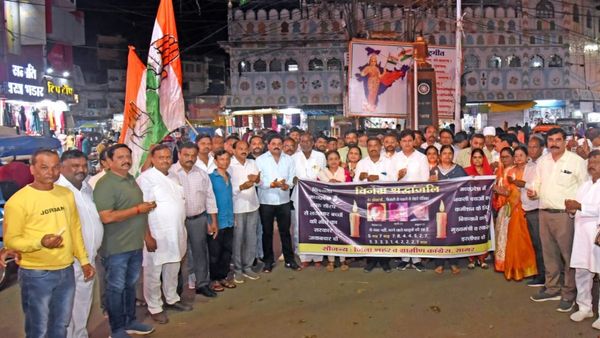 भोपाल में कांग्रेस का भावुक विरोध: छिंदवाड़ा कफ सिरप कांड में 25+ मासूमों की मौत पर श्रद्धांजलि और कैंडल मार्च