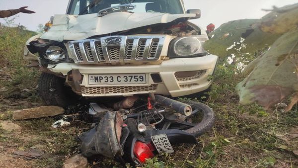 शिवपुरी के सुरवाया मछली फार्म के पास दिल दहलाने वाला हादसा, कार ने बाइक को मारी टक्कर, 2 आदिवासी युवकों की मौत