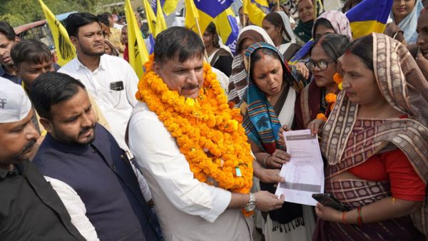 सुल्‍तानपुर पहुंची पदयात्रा में संजय सिंह ने सुनी आशा बहुओं की पीड़ा, किया ये वादा