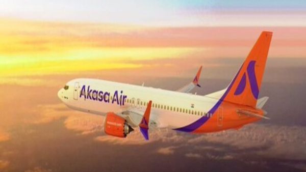 वाराणसी से मुंबई जा रही Akasa Air की फ्लाइट में यात्री अचानक खोलने लगा इमरजेंसी गेट, फिर क्‍या हुआ?
