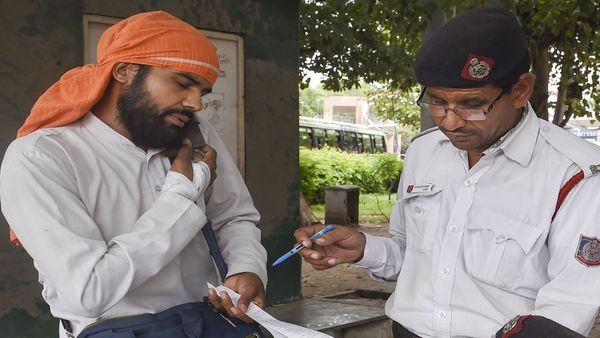 Bengaluru News: बेंगलुरु ट्रैफिक पुलिस फाइन में दे रही 50% की छूट, जानें क्या है इस नियम की शर्तें?