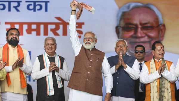 Bihar Deputy CM Salary: नीतीश से कितनी अलग डिप्टी CM विजय सिन्हा-सम्राट चौधरी की सैलरी-सुविधाएं? क्या है पॉवर?