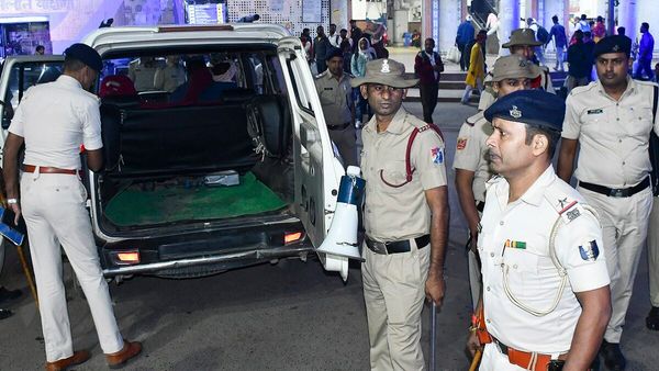 Bihar Chunav 2025: दिल्ली ब्लास्ट के बाद बिहार हाई अलर्ट पर, गाइडलाइन जारी, आज 20 जिलों की 122 सीटों पर वोटिंग