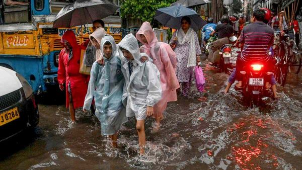 Chennai School Holiday: बारिश से बिगड़े हालात, चेन्नई और आसपास के जिले अलर्ट पर, कहां-कहां बंद हैं स्कूल?