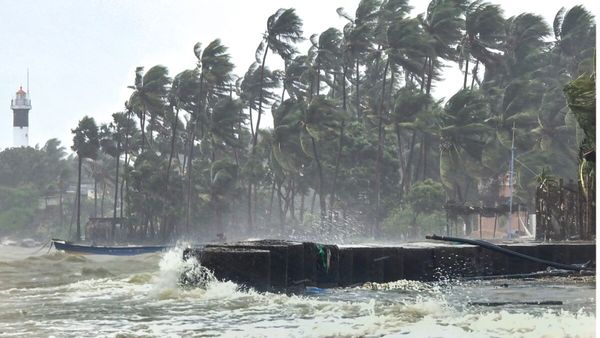 Cyclone Ditwah Alert: तबाही मचाएगा चक्रवात दित्वाह! 47 विमान रद्द, ट्रेनें कैंसिल, स्कूल बंद—NDRF हाई-अलर्ट पर