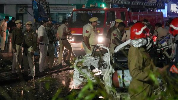 Delhi Red Fort Blast: कार विस्फोट से दहली दिल्ली, धमाका इतना तेज चारों तरफ धुआं और चीखें गूंज उठीं