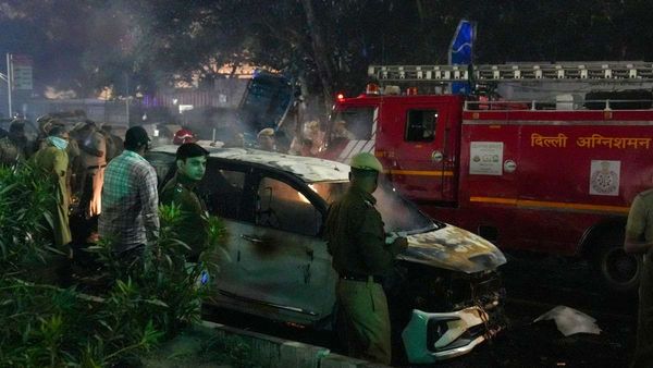 Delhi Blast: लाल किला मेट्रो स्टेशन के बाहर जबरदस्त धमाका, हाई अलर्ट पर दिल्ली, पढ़िए 10 बड़े अपडेट