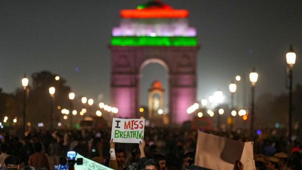 ज़हरीली हवा से तंग आकर इंडिया गेट पर जनता का सैलाब, पुलिसा के एक्शन पर राहुल गांधी ने उठाया सवाल