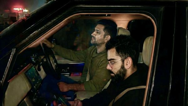 धोनी बने कोहली के ड्राइवर, डिनर के बाद रात को कराई रांची की सैर, वीडियो ने मचाया तहलका