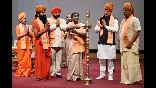 Uttarakhand News: राष्ट्रपति द्रौपदी मुर्मु ने पतंजलि विश्वविद्यालय हरिद्वार के द्वितीय दीक्षांत समारोह में स्वर्ण पदक प्राप्त विद्यार्थियों को किया सम्मानित ।