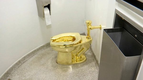 Golden Toilet: कभी देखा है सोने का टॉयलेट कमोड? खरीदने पहुंचेंगे कई रईस, कैसे करता है काम?