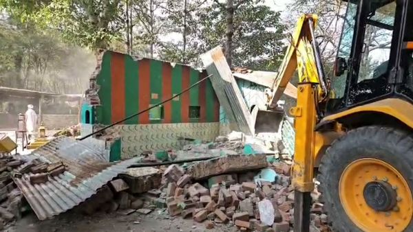 Uttarakhand News: हरिद्वार में अतिक्रमण के खिलाफ धामी सरकार का एक्शन, अवैध मजार पर चला बुलडोजर