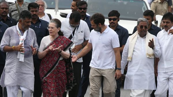 Karnataka CM Dispute: DK शिवकुमार ने 'सोनिया गांधी के सत्ता त्याग' से सिद्धारमैया को दिए बड़े संकेत! समझें