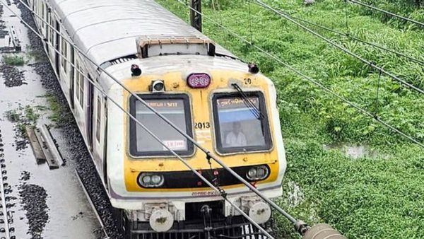 Mumbai local train: मुंबई लोकल ट्रेन में छात्र को मराठी ना बोलने पर पीटा गया, परेशान होकर किया सुसाइड
