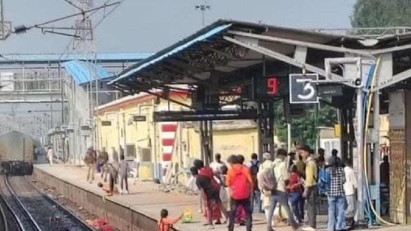 चुनार जंक्शन पर कालका मेल की चपेट में आने से 6 यात्रियों की मौत, सीएम योगी ने लिया संज्ञान 