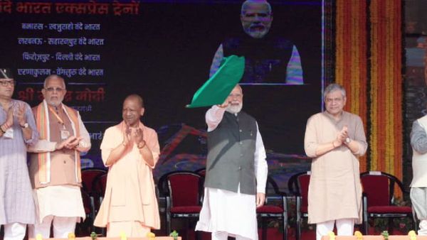 पीएम मोदी ने देशवासियों को दी 4 वंदेभारत ट्रेनों की सौगात, आर्थिक विकास को लेकर कहीं ये बातें