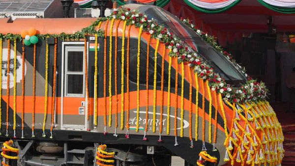Vande Bharat Express: बनारस-खजुराहो एक्सप्रेस कल से चलेगी रेगुलर, यहां देखें पूरा शेड्यूल