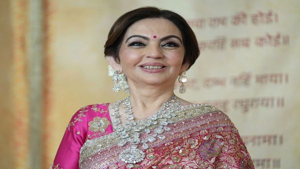Nita Ambani Fashion: नीता अंबानी की फेवरेट साड़ी की कीमत है लाखों में, पहले सिर्फ रानियों के लिए होती थी तैयार