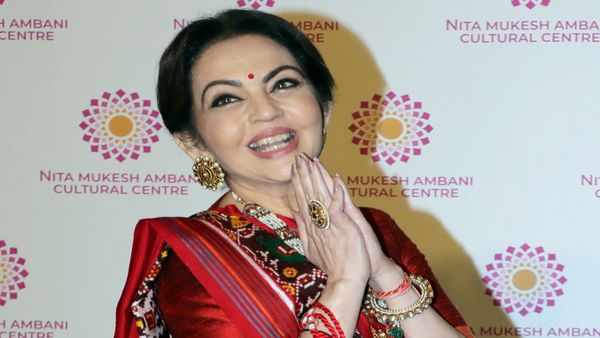 Nita Ambani Makeup Tips: विंटर में नीता अंबानी जैसा रेडिएंट लुक पाएं इन 7 मेकअप टिप्स से