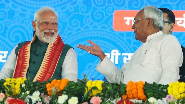 Bihar Politics: सत्ता गठन पर सवाल! NDA की ऐतिहासिक जीत फिर भी CM की कुर्सी को लेकर सस्पेंस, क्या पक रही खिचड़ी