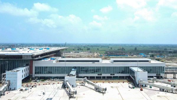 Noida International Airport: UP का मेगा एयरपोर्ट तैयार, नोएडा से पहली फ्लाइट कब भरेगी उड़ान?