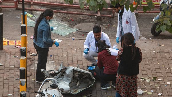 Nowgam Blast: धमाके के बाद क्या करते हैं फोरेंसिक एक्सपर्ट? किन लापरवाहियों से बिगड़ सकती है पूरी जांच?