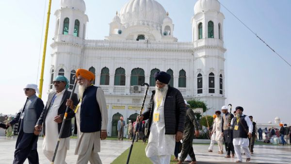 'तुम हिंदू हो', पाकिस्‍तान की नापाक हरकत, गुरुनानक जयंती पर हजारों खर्च कर गए 14 तीर्थयात्रियों को भेजा वापस