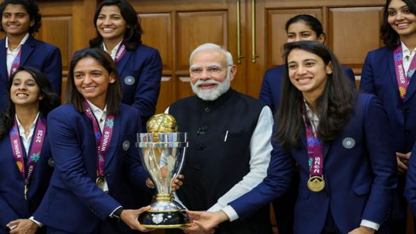 World Cup: पीएम मोदी ने टीम के साथ खिंचवाई फोटो, क्‍यों नहीं छुई महिला वर्ल्‍ड कप ट्राफी? क्‍या है वजह