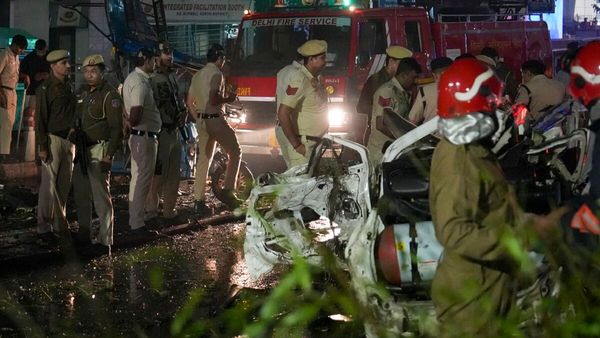 Delhi Blast: लाल किला ब्लास्ट के बाद दिल्ली से मुंबई तक अलर्ट, 10 की मौत, खुफिया एजेंसियों से कैसे हुई चूक?