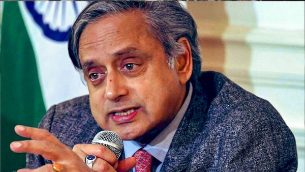 कफ-कोल्ड के बावजूद PM मोदी का भाषण सुनने पहुंचे Shashi Tharoor, वायरल तस्वीर ने कांग्रेस में मचाई हलचल!