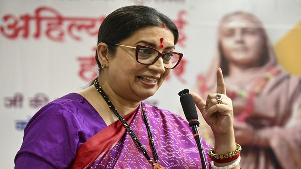 Bihar Chunav: महागठबंधन के चुनावी वादों पर Smriti Irani ने साधा निशाना, तेजस्वी को बताया 'झुनझुना' देने वाला