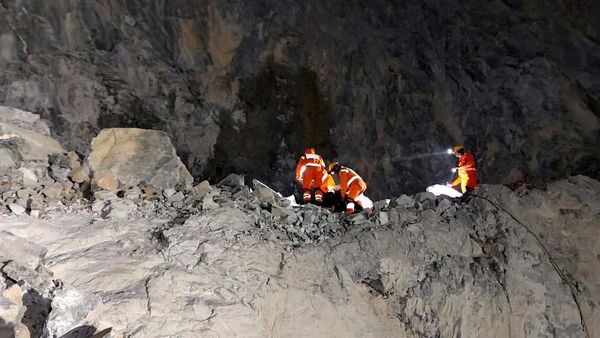 Sonbhadra: कृष्णा माइंस में मौत का मंजर, खदान ढहने से एक मजदूर की मौत कई लापता, राहत कार्य जारी