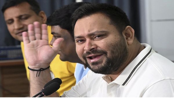 Bihar News: विधानसभा सत्र से पहले RJD की अहम बैठक, Tejashwi Yadav को मिली विपक्ष के नेतृत्व की जिम्मेदारी
