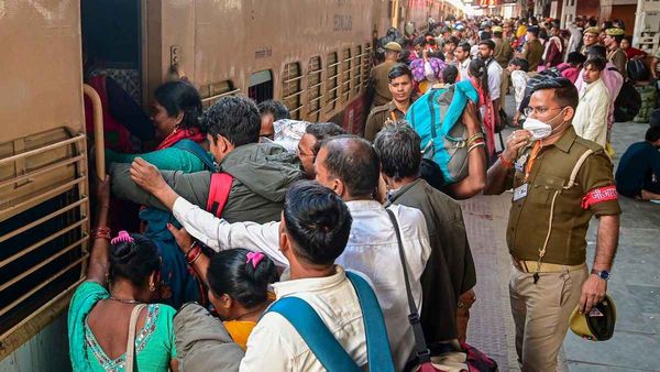 Bihar Chunav: चुनावी मौसम और पलायन की ठंडी हवा, लोकतंत्र पर भारी रोजगार की भूख, मतदान तक नहीं रुक रहे मज़दूर