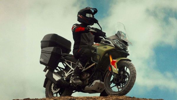 TVS Apache RTX 300 की डिलीवरी शुरू! बाइकर्स इसे देखकर क्यों हो रहे पागल? वजह जानकर चौंक जाओगे