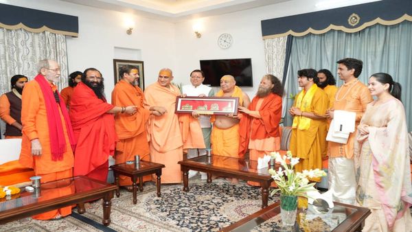 UK NEWS: रजत जयंती समारोह में देशभर से आए संत और धर्माचार्य सहित कई हस्तियां जुटी, CM धामी से क्या हुई बात