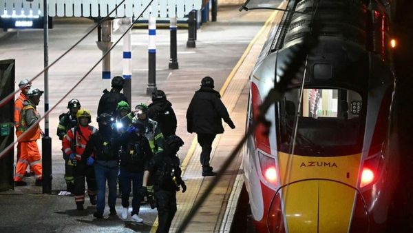 UK Train Stabbing: लंदन जा रही ट्रेन में मची चीख-पुकार, 10 यात्रियों पर चाकू से हमला, 2 गिरफ्तार