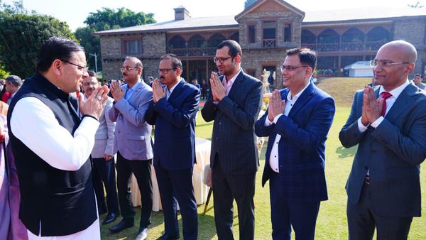 UK NEWS: CM धामी की IAS अधिकारियों को दो टूक, उदासीन कार्यशैली बर्दाश्त नहीं, फाइलें न लटकाएं