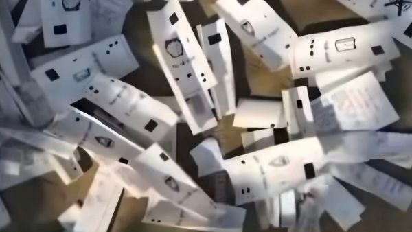 समस्तीपुर में कचरे में मिलीं हजारों VVPAT पर्चियां, चुनाव आयोग ने ARO को किया सस्पेंड, दर्ज होगी FIR