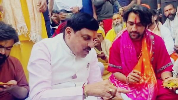 MP News: जानिए सीएम मोहन यादव सड़क पर क्यों बैठे, धीरेंद्र शास्त्री संग किया भोजन, हिंदू एकता का संदेश