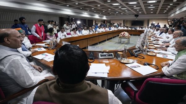 Winter Session 2025: टकराव टालने के लिए 30 नवंबर को सर्वदलीय बैठक, विपक्ष के साथ अहम विधेयकों पर होगी चर्चा