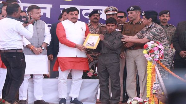 MP News: CM मोहन यादव के सामने 10 खूंखार नक्सलियों ने क्यों किया सरेंडर, जानिए पूरी कहानी, 4 महिलाएं भी शामिल